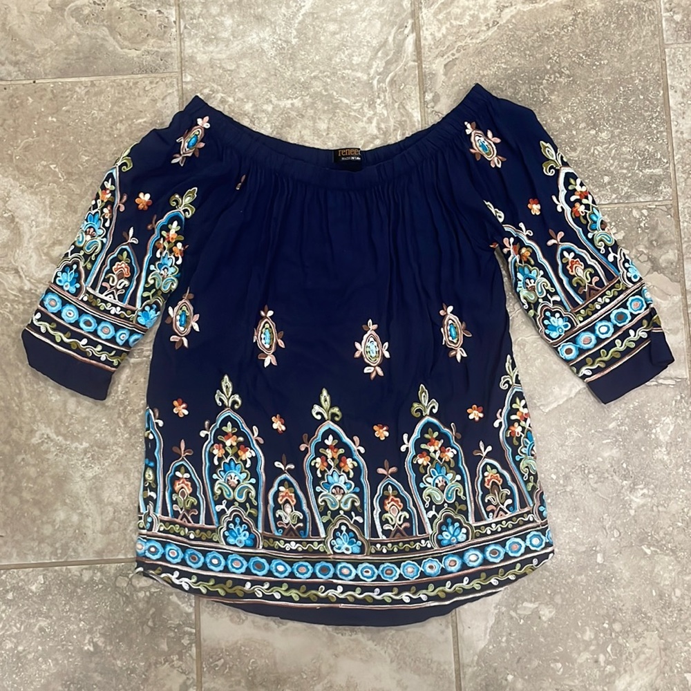 Renee C. Tops Embroidered Neck Flowy Blouse Three Quarter Sleeve Size‎ Medium